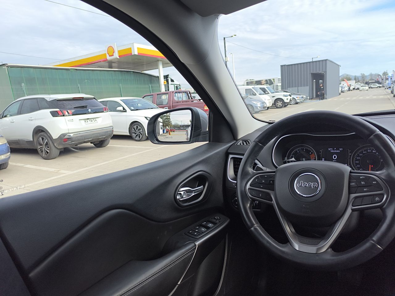 Jeep Cherokee — foto 15 de 29