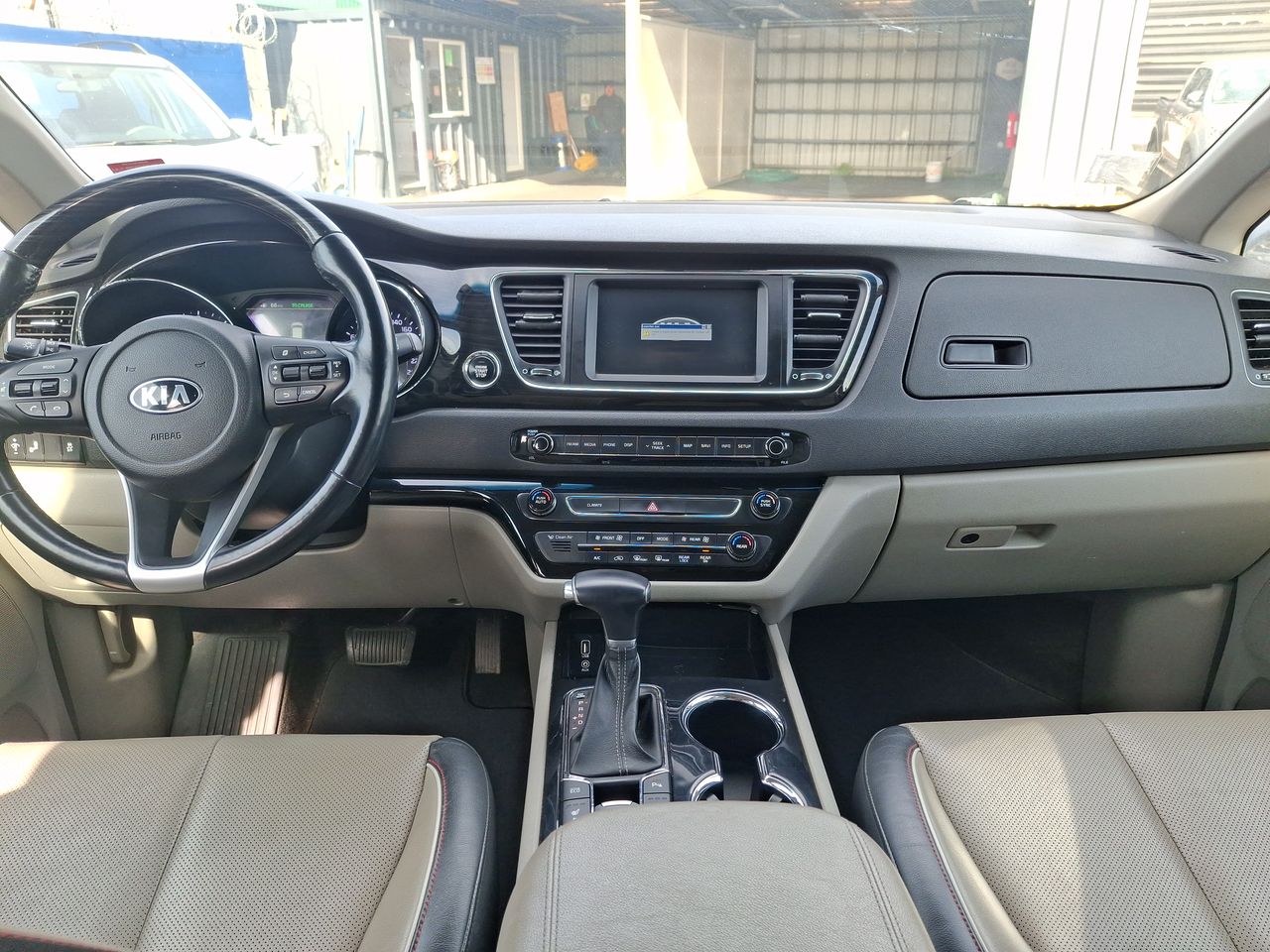 KIA Grand Carnival — foto 25 de 29