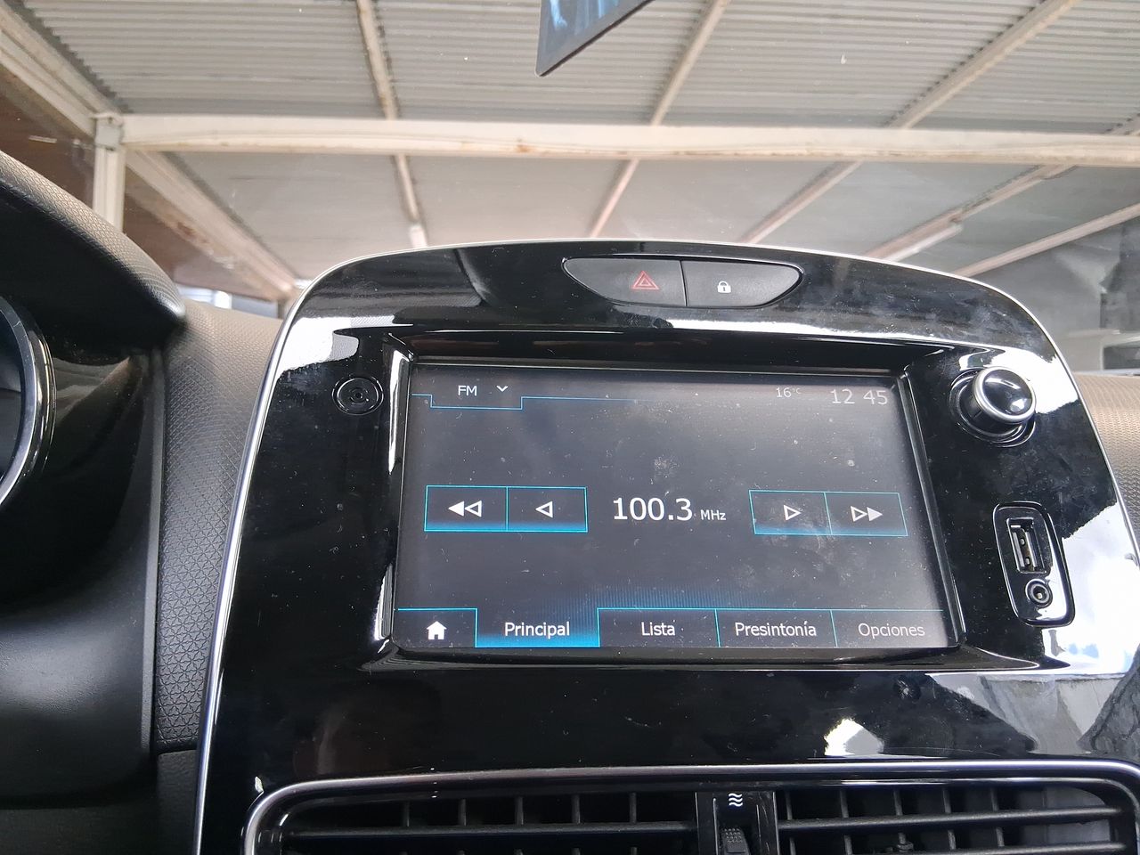Renault Clio — foto 30 de 36