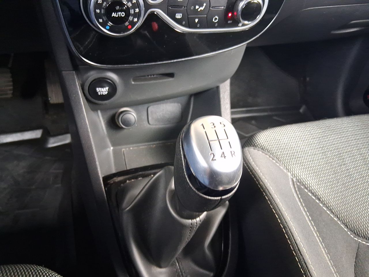 Renault Clio — foto 32 de 36