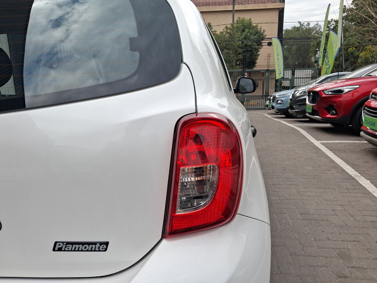 Nissan March — foto 12 de 21