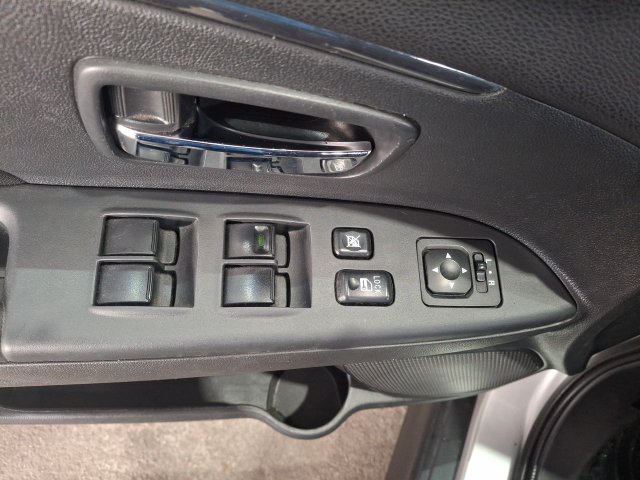 Suzuki Swift — foto 15 de 28