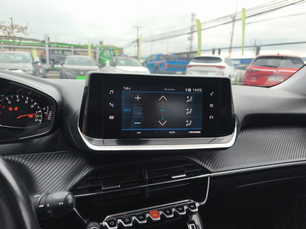 Peugeot 2008 — foto 18 de 24
