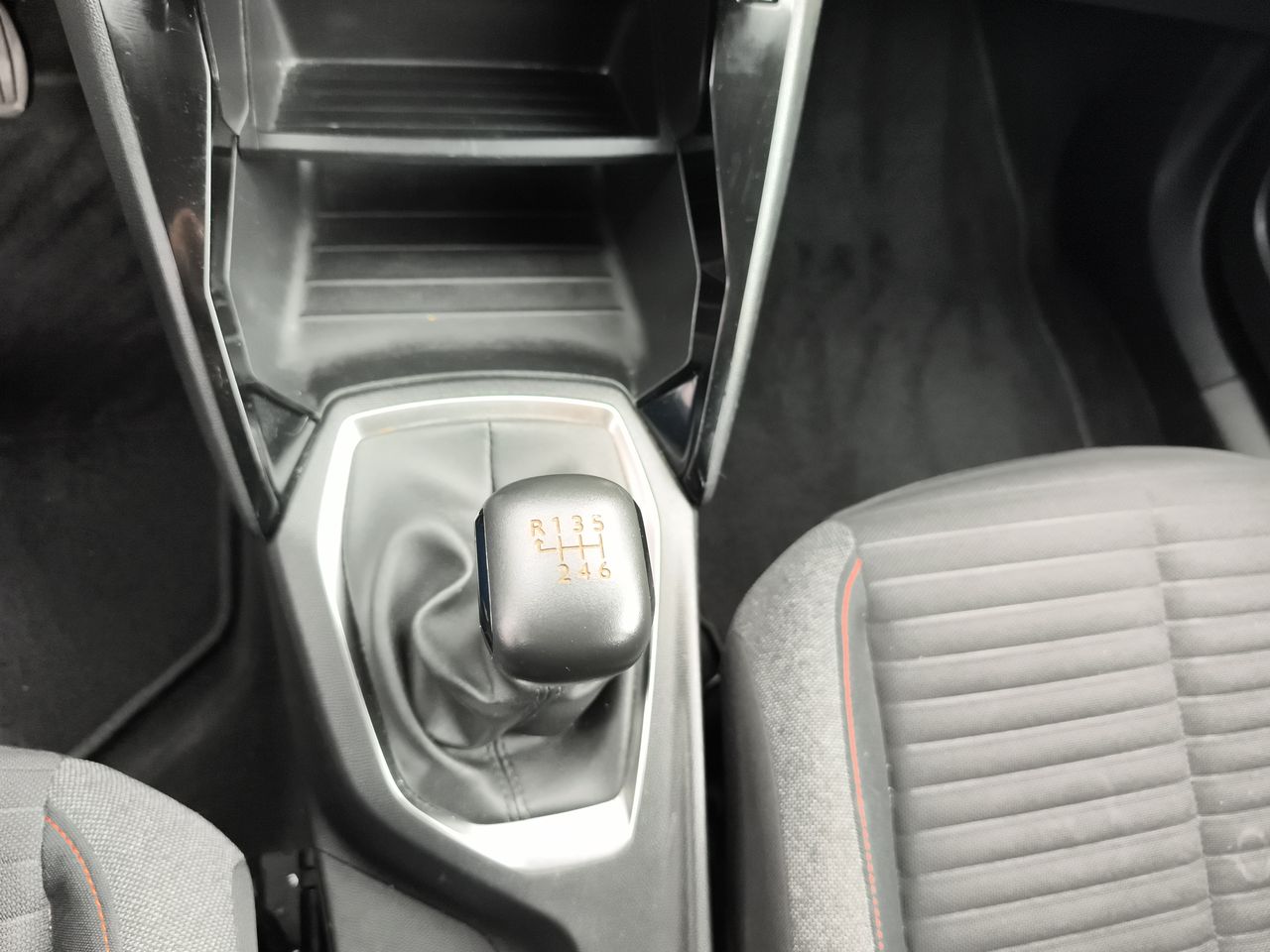 Peugeot 2008 — foto 21 de 24