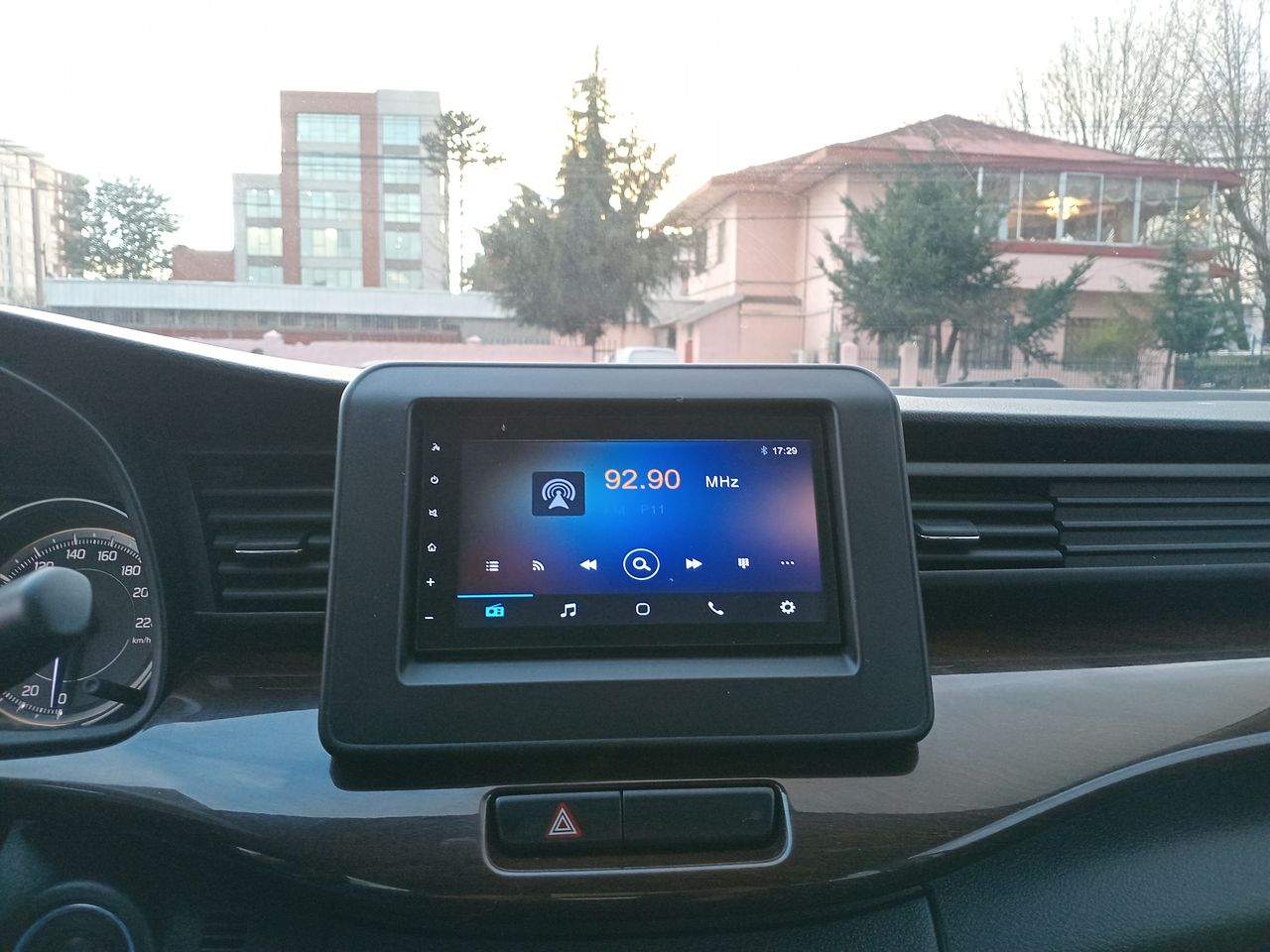 Suzuki Ertiga — foto 21 de 28