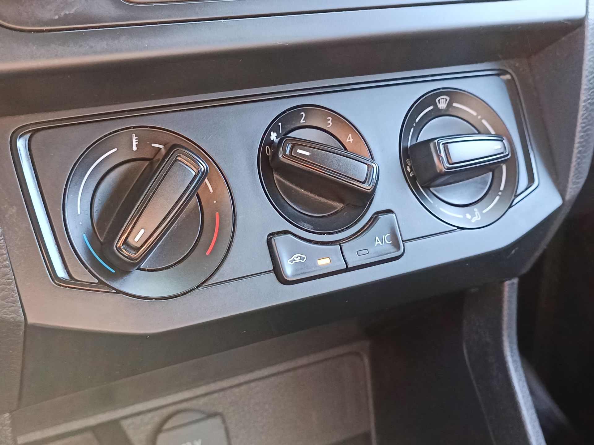 VOLKSWAGEN - 24
