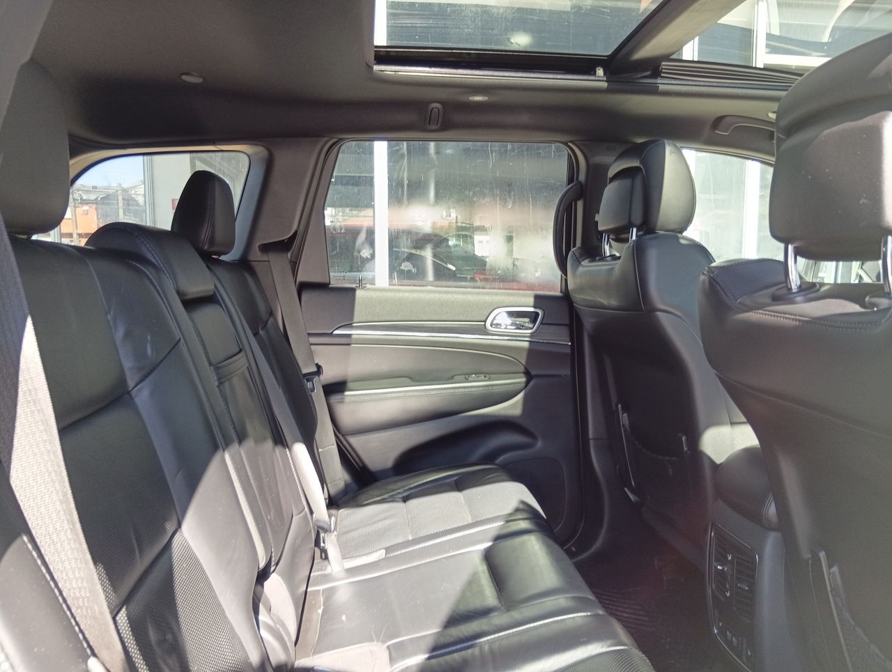 Jeep Grand Cherokee — foto 27 de 28