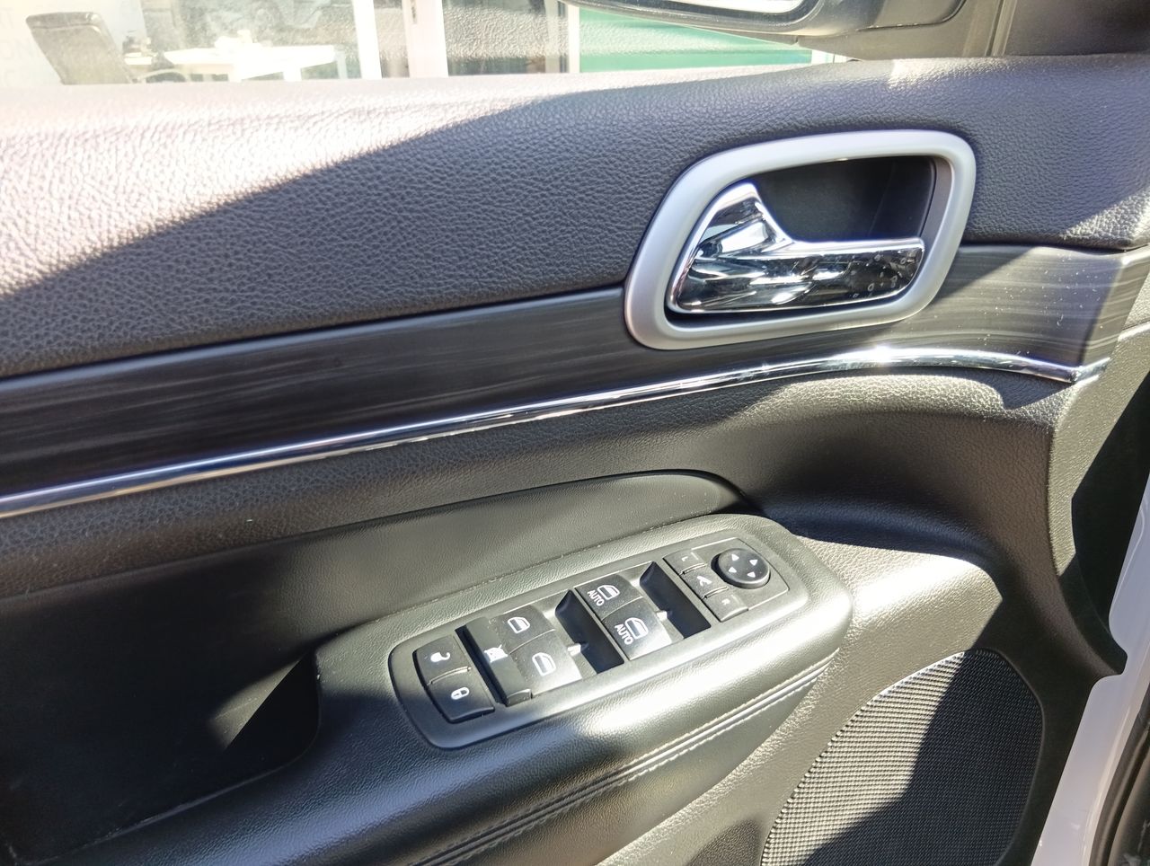 Jeep Grand Cherokee — foto 15 de 28
