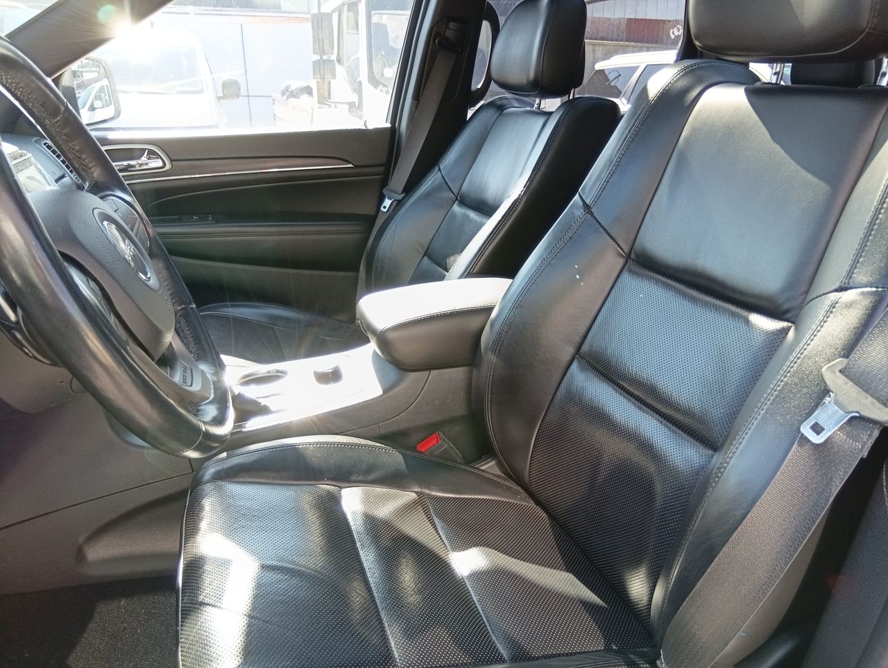 Jeep Grand Cherokee — foto 17 de 28