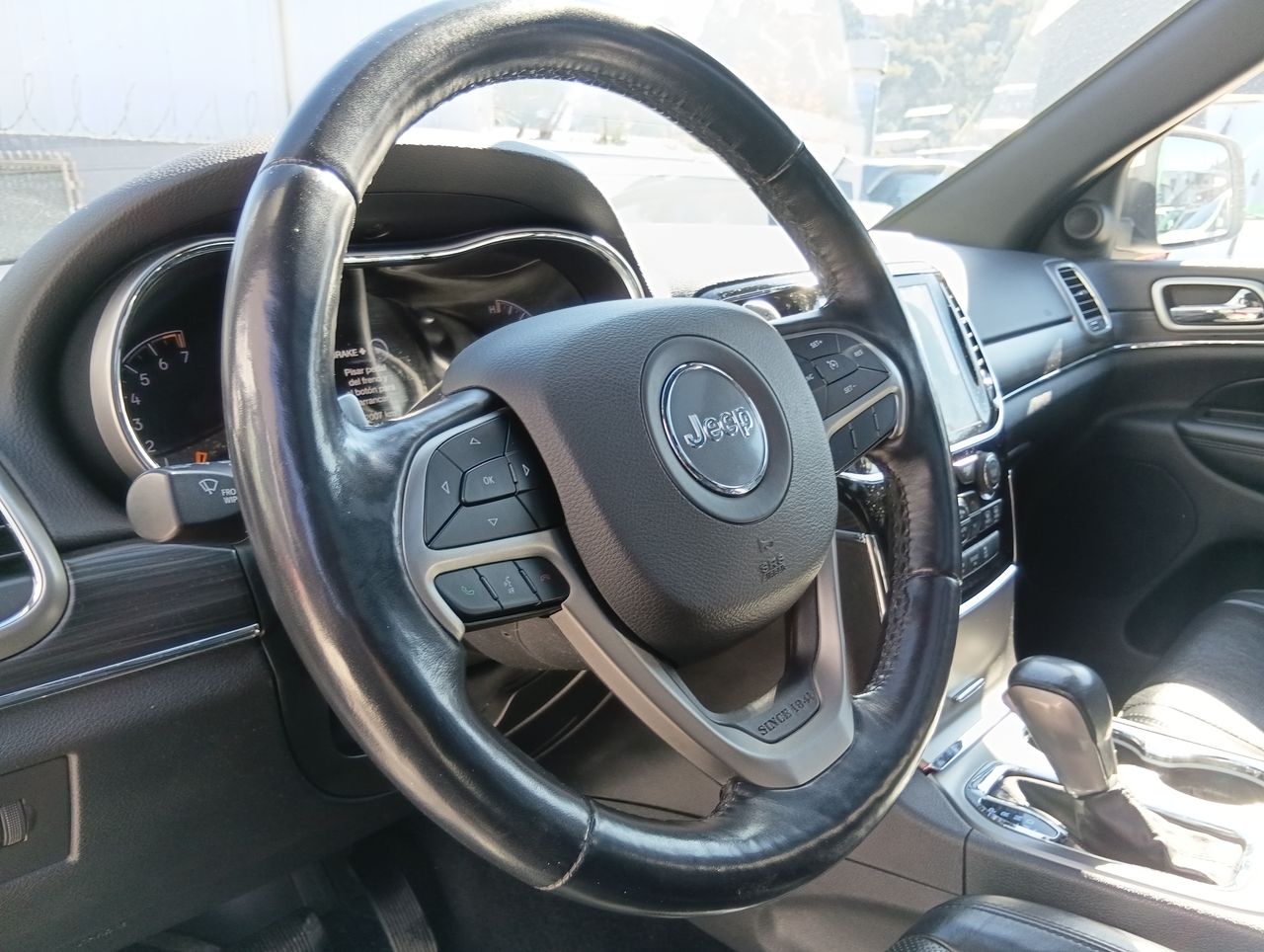 Jeep Grand Cherokee — foto 18 de 28