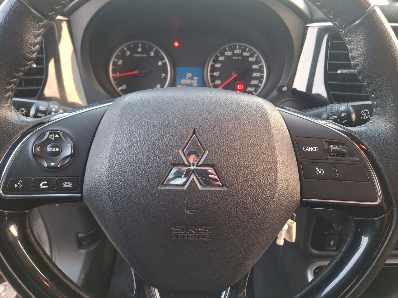 Mitsubishi Outlander — foto 17 de 23