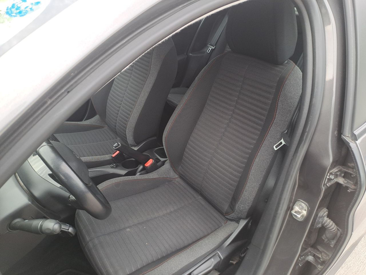 Peugeot 208 — foto 18 de 26