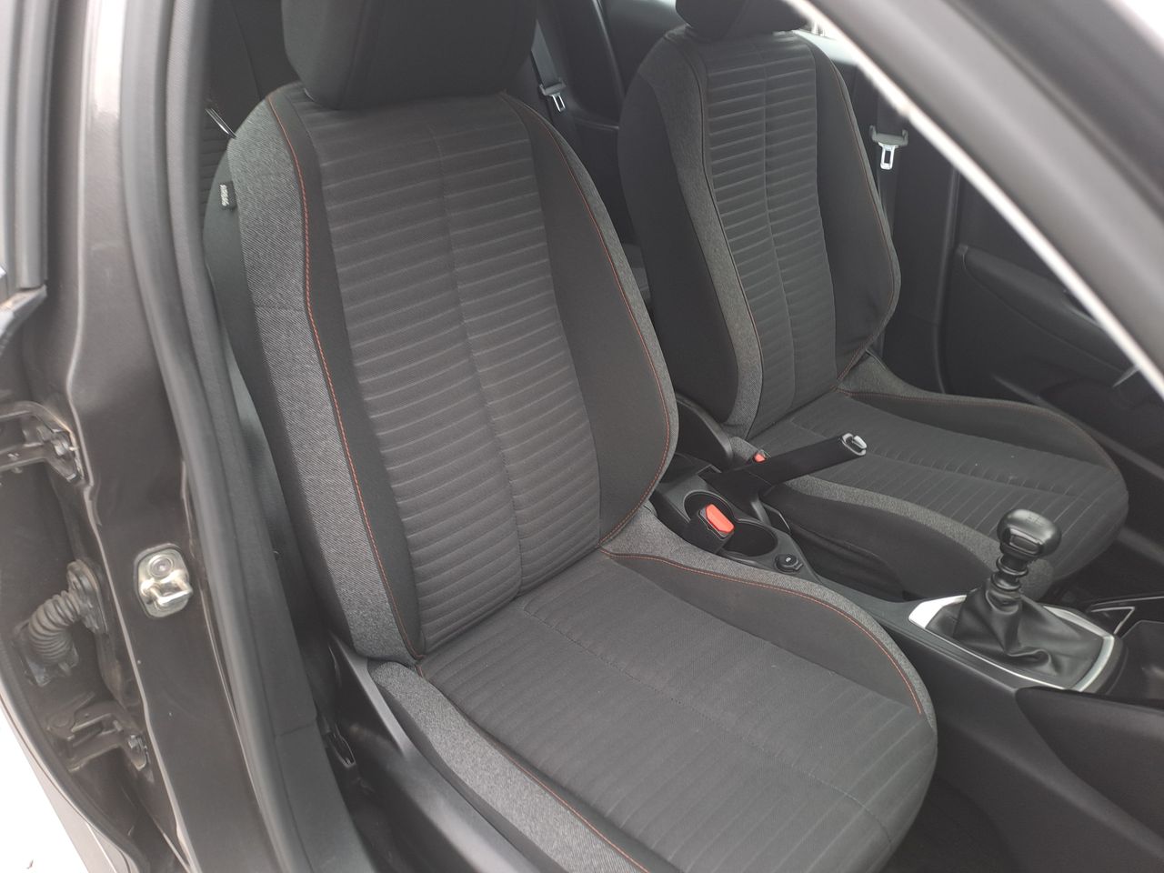 Peugeot 208 — foto 25 de 26