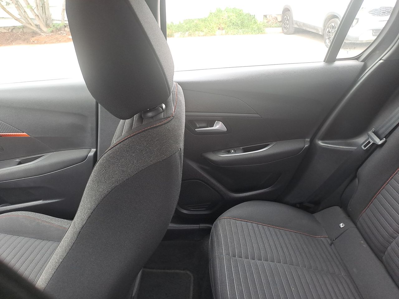 Peugeot 208 — foto 12 de 26