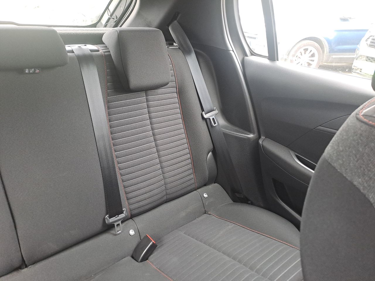 Peugeot 208 — foto 15 de 26