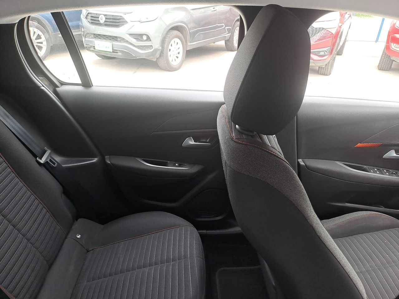 Peugeot 208 — foto 16 de 26