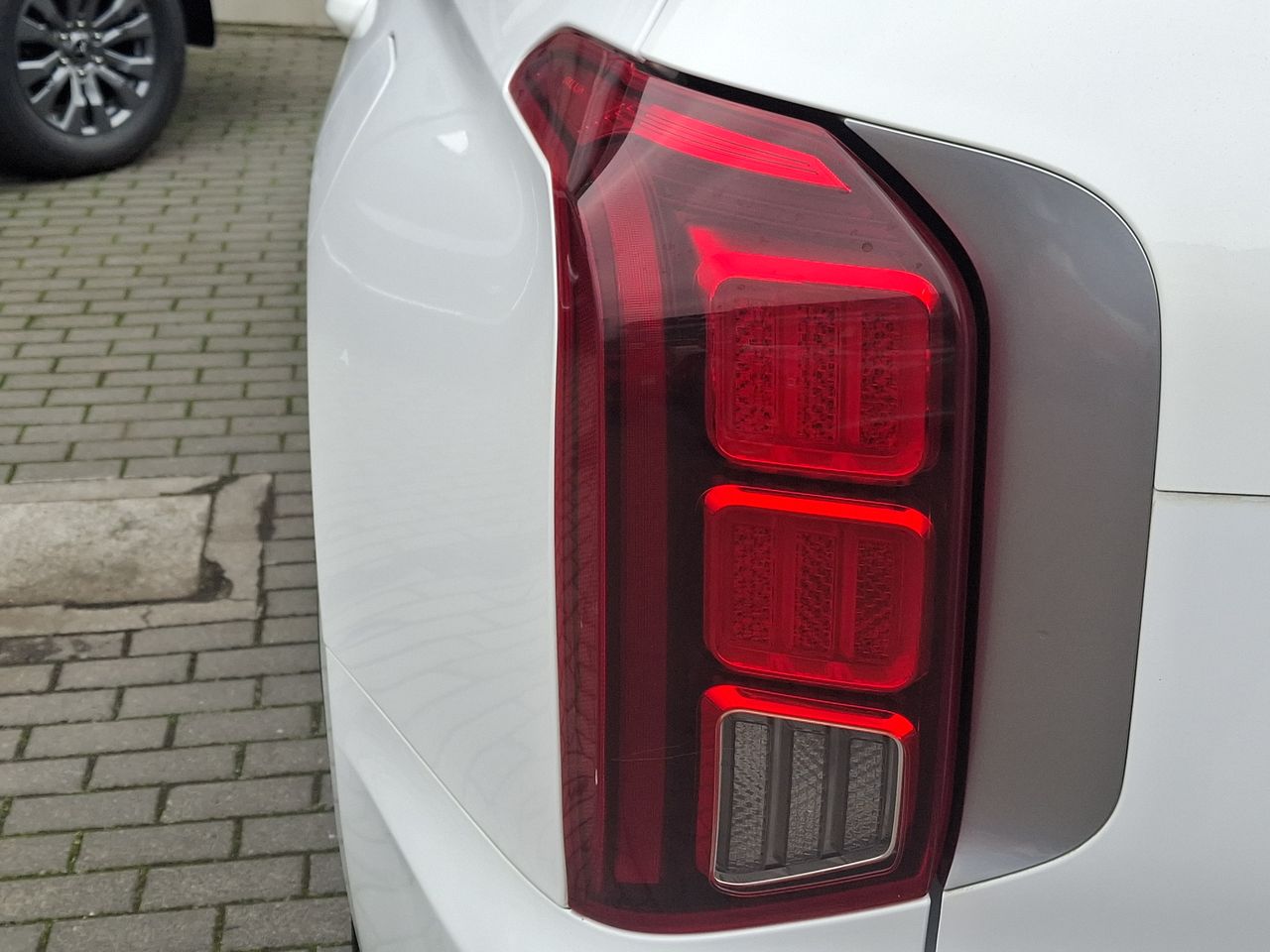 HYUNDAI - 12