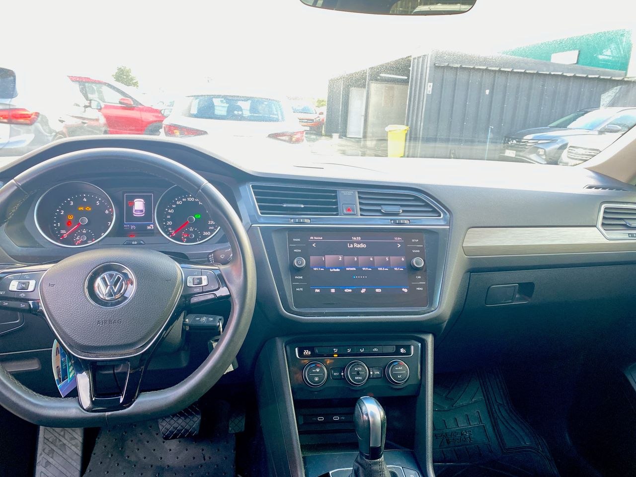 Volkswagen Tiguan — foto 25 de 27