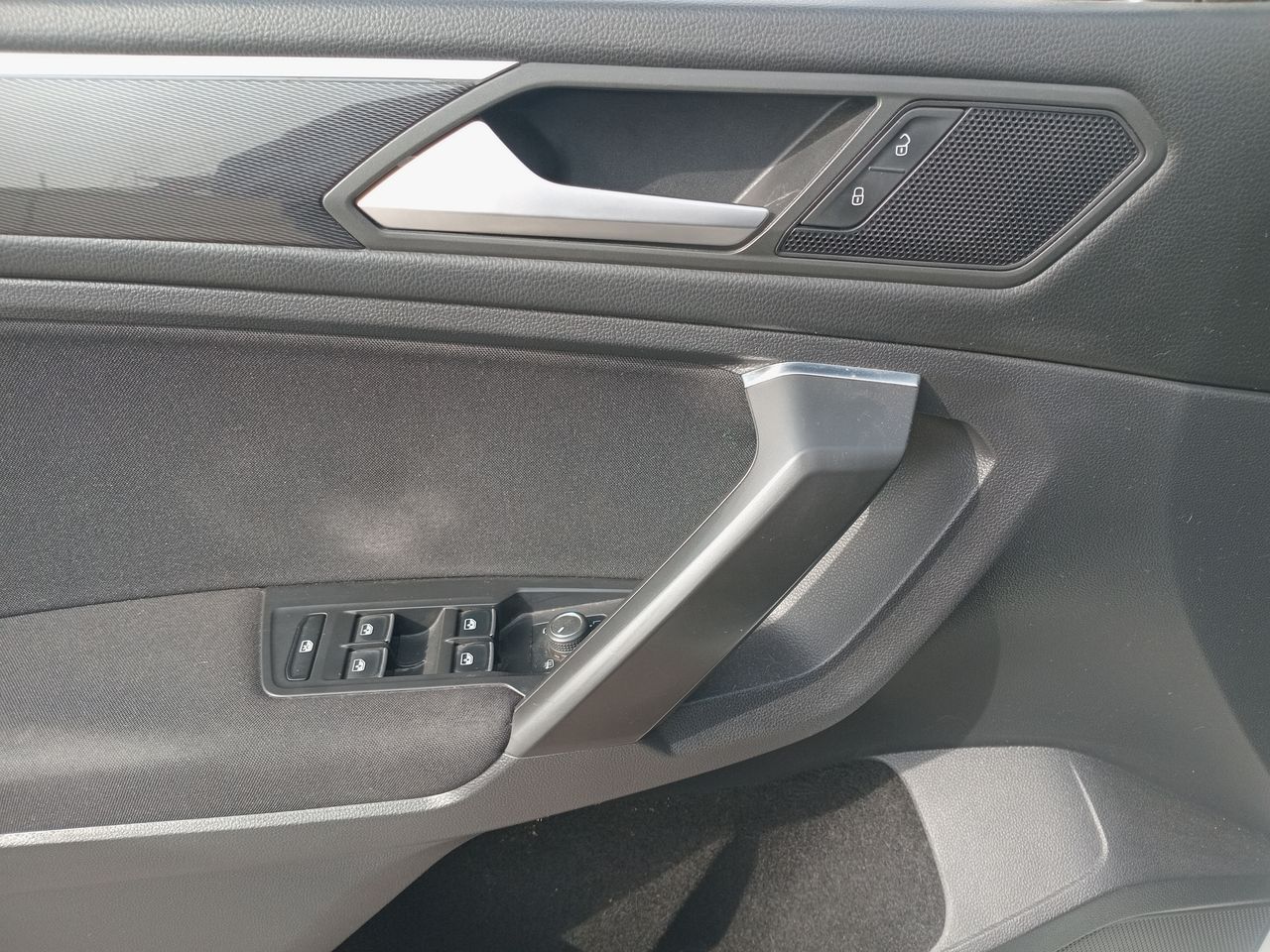 VOLKSWAGEN - 12