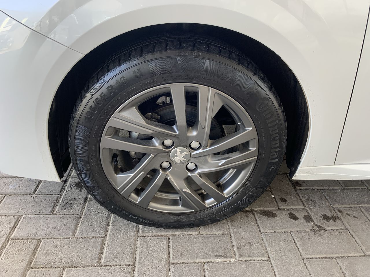 Peugeot 208 — foto 18 de 34