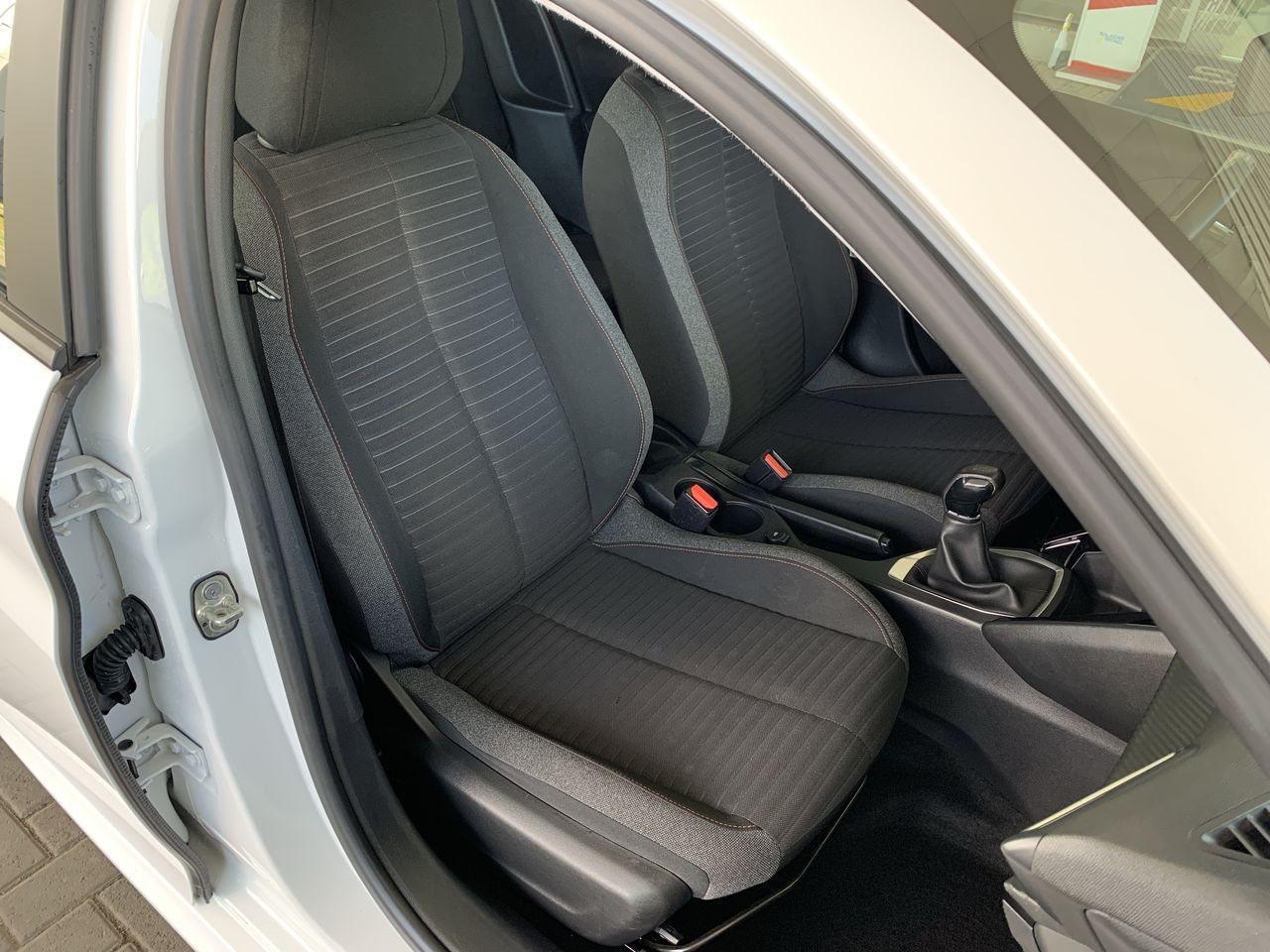 Peugeot 208 — foto 33 de 34