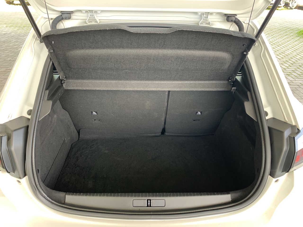 Peugeot 208 — foto 22 de 34