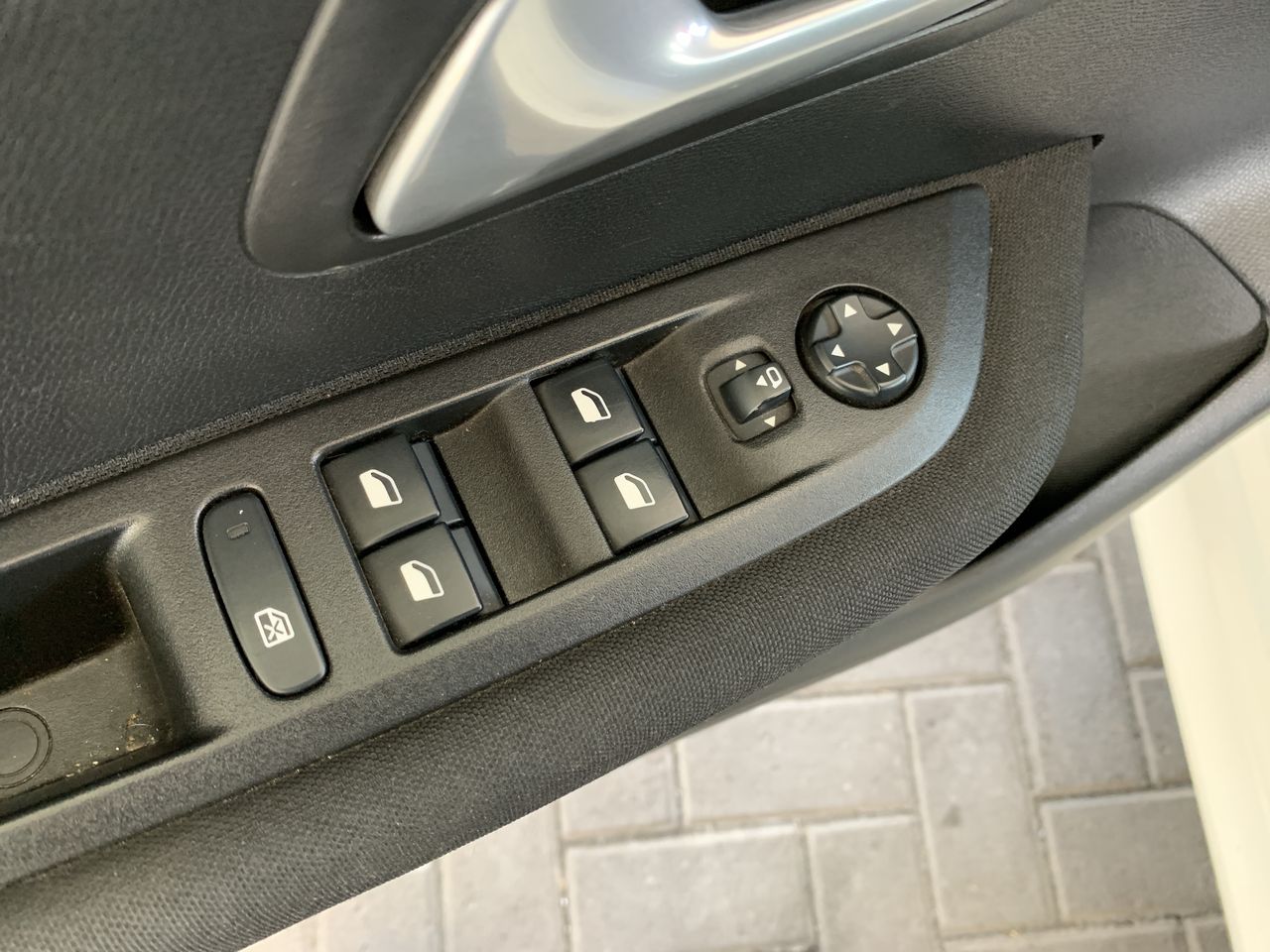 Peugeot 208 — foto 23 de 34