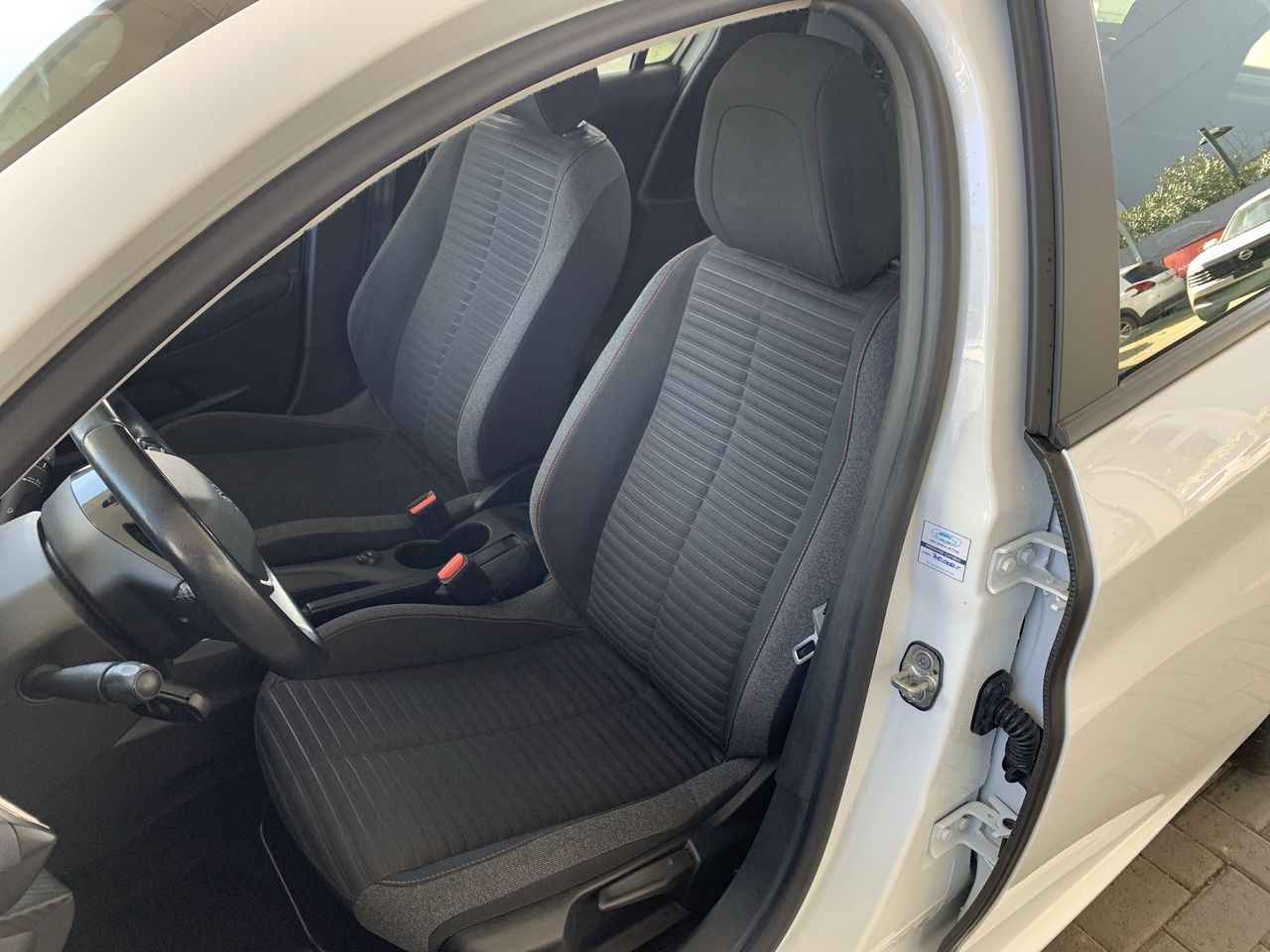 Peugeot 208 — foto 24 de 34