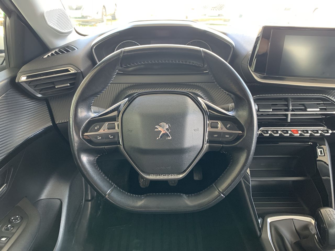 Peugeot 208 — foto 25 de 34
