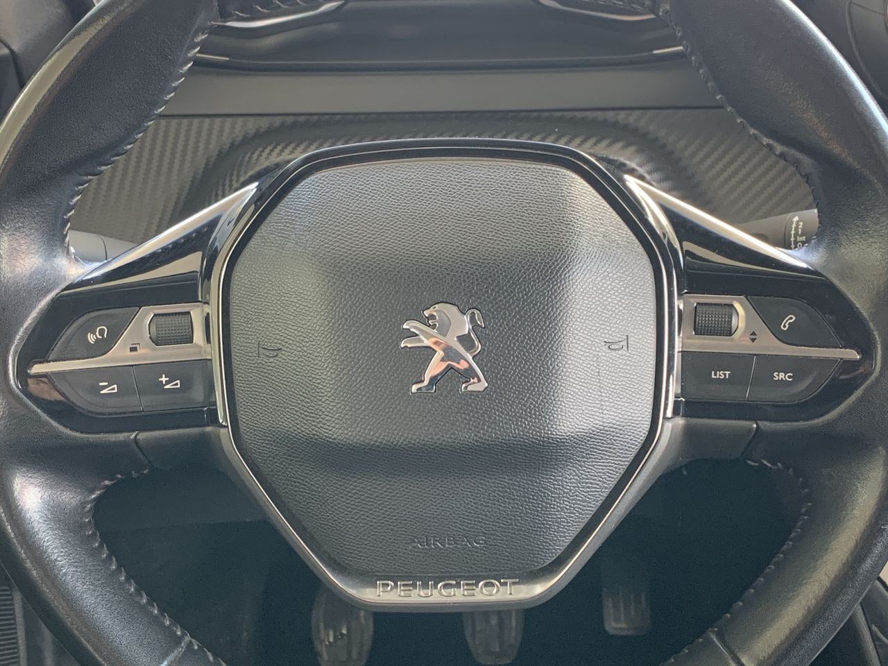 Peugeot 208 — foto 26 de 34