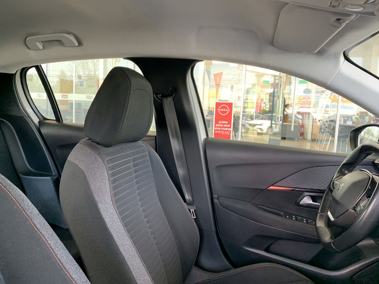 Peugeot 208 — foto 16 de 34