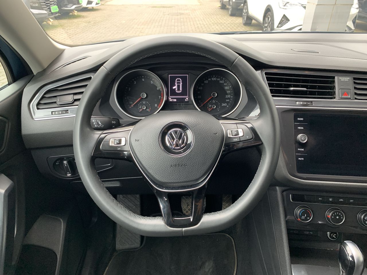 Volkswagen Tiguan — foto 26 de 35