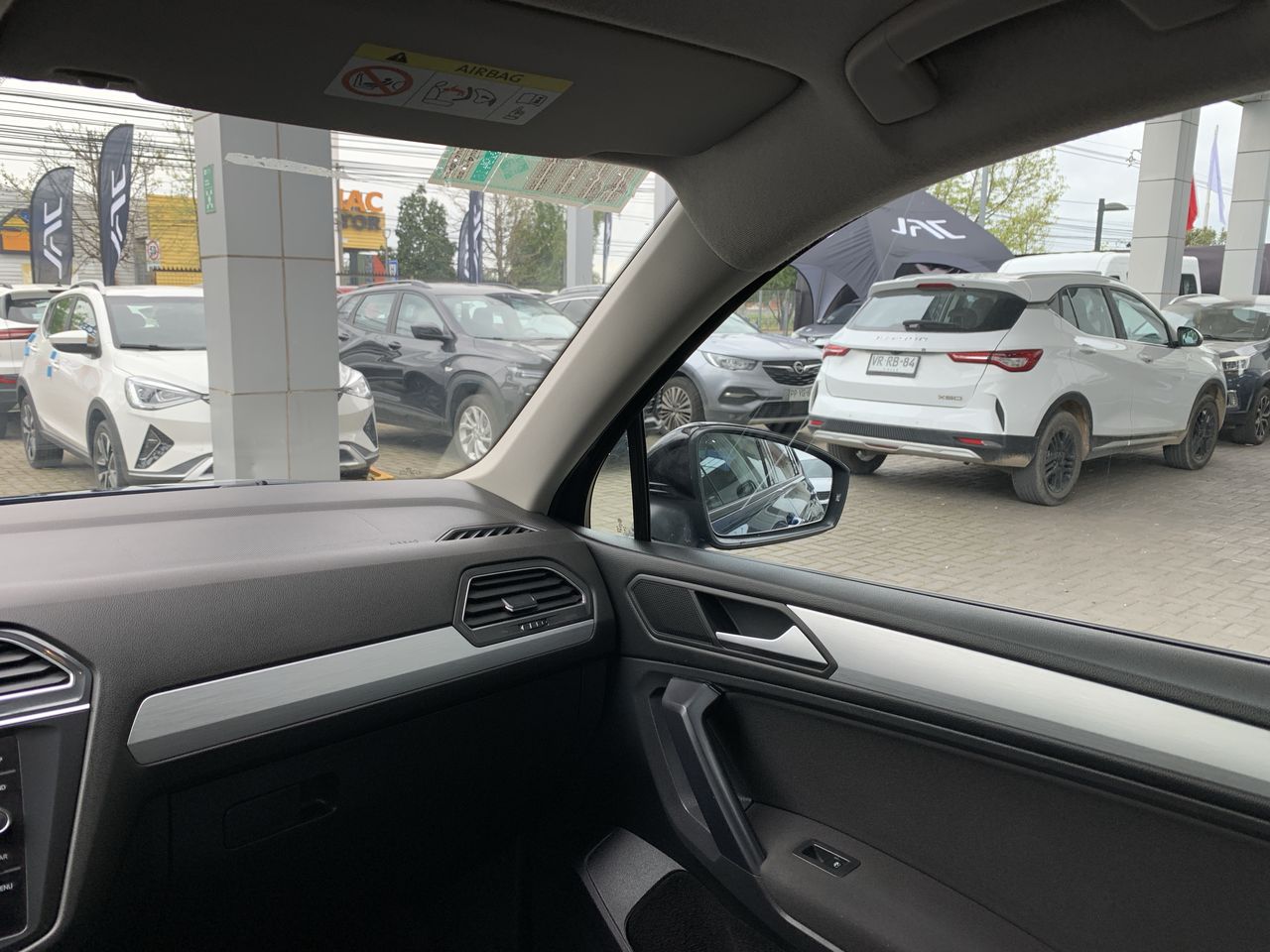 Volkswagen Tiguan — foto 11 de 35