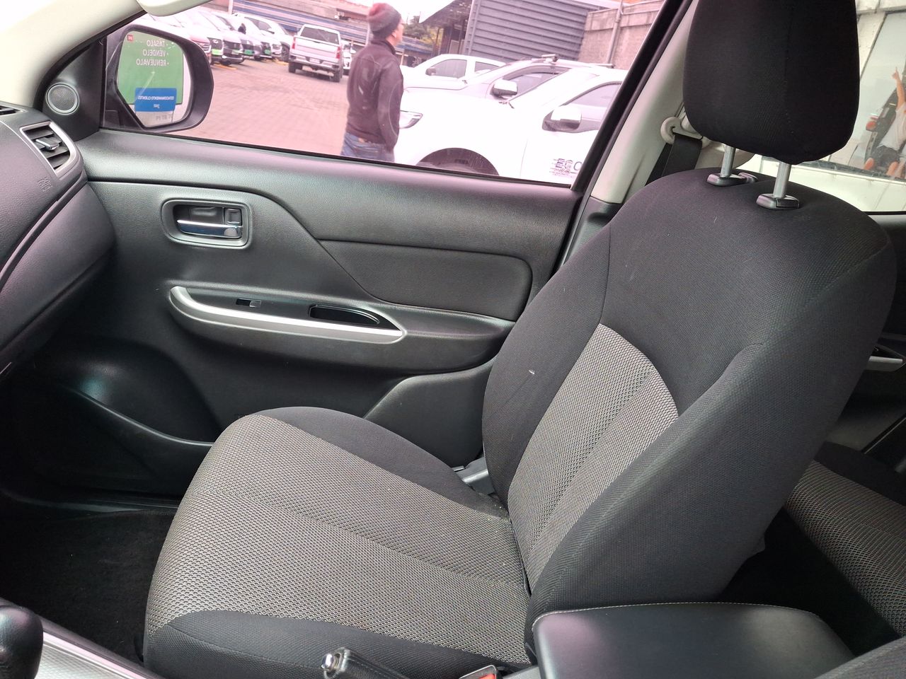 Mitsubishi L200 — foto 25 de 27