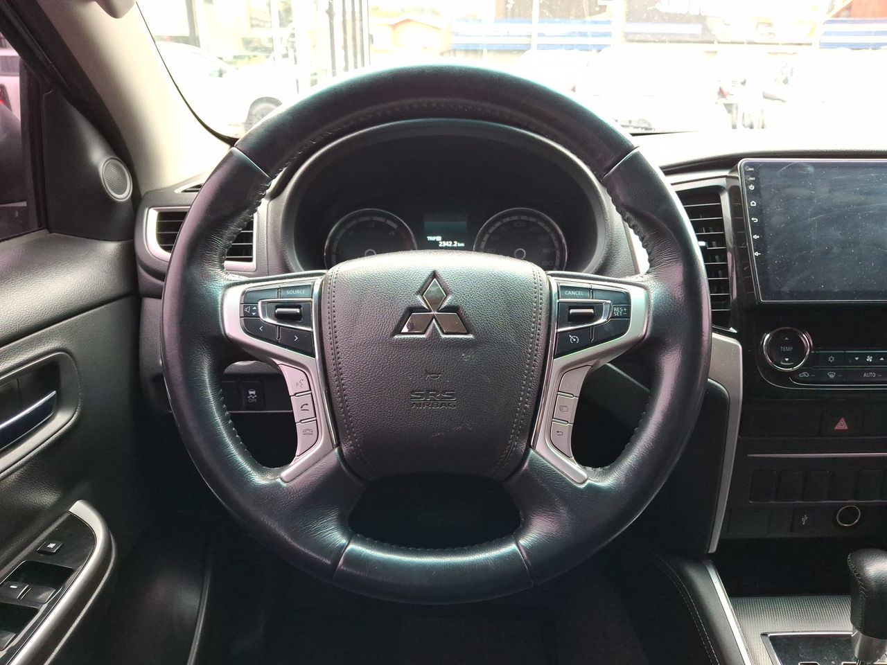 Mitsubishi L200 — foto 17 de 27