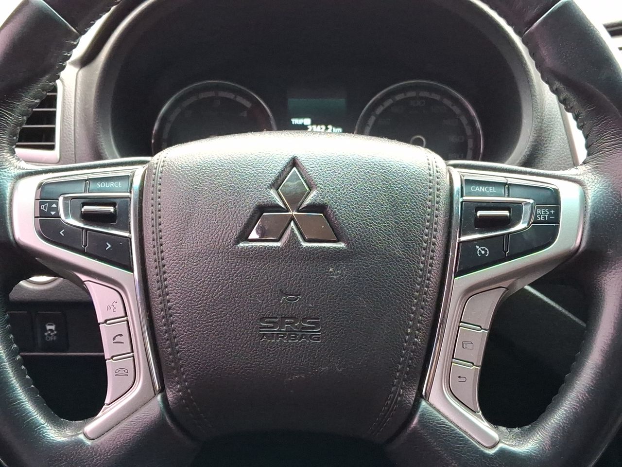 Mitsubishi L200 — foto 18 de 27