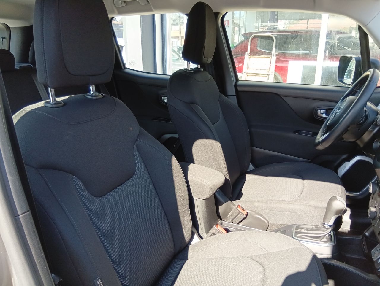 Jeep Renegade — foto 25 de 27