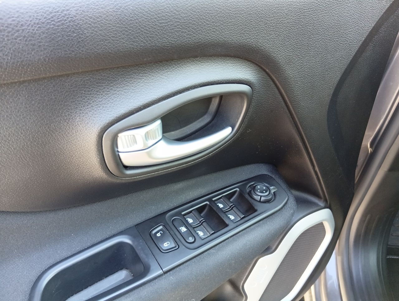 Jeep Renegade — foto 15 de 27