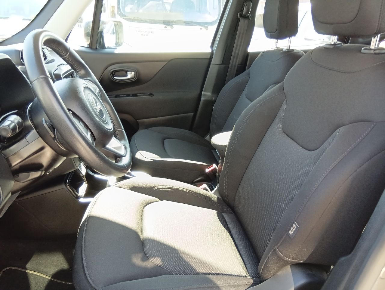 Jeep Renegade — foto 17 de 27