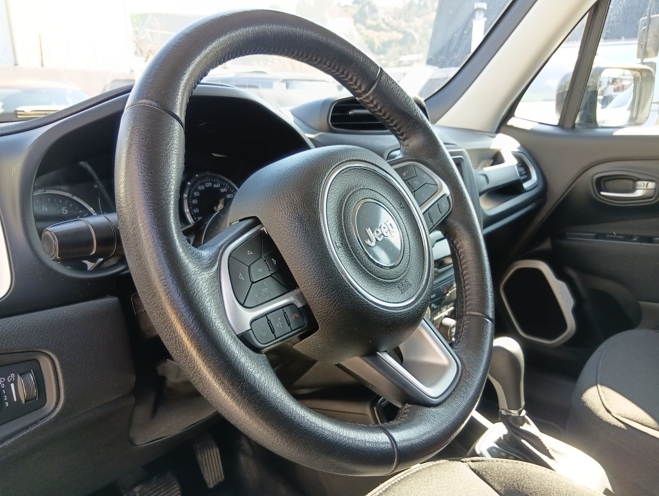 Jeep Renegade — foto 18 de 27