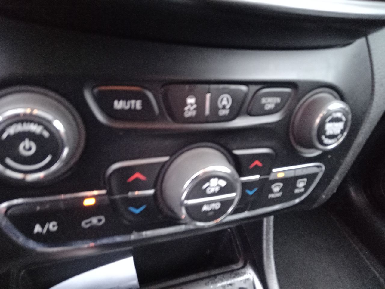 Jeep Cherokee — foto 21 de 26