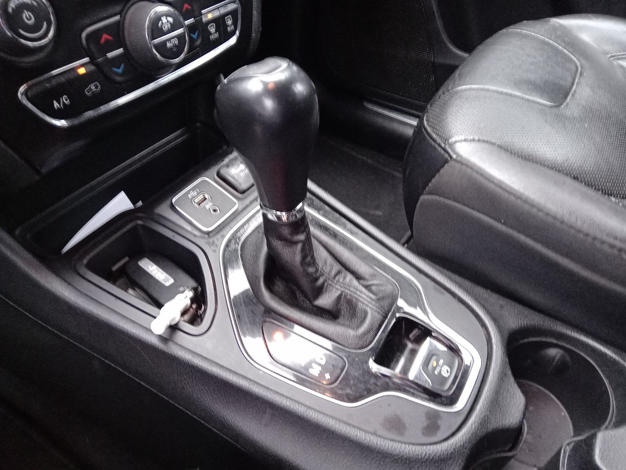Jeep Cherokee — foto 22 de 26
