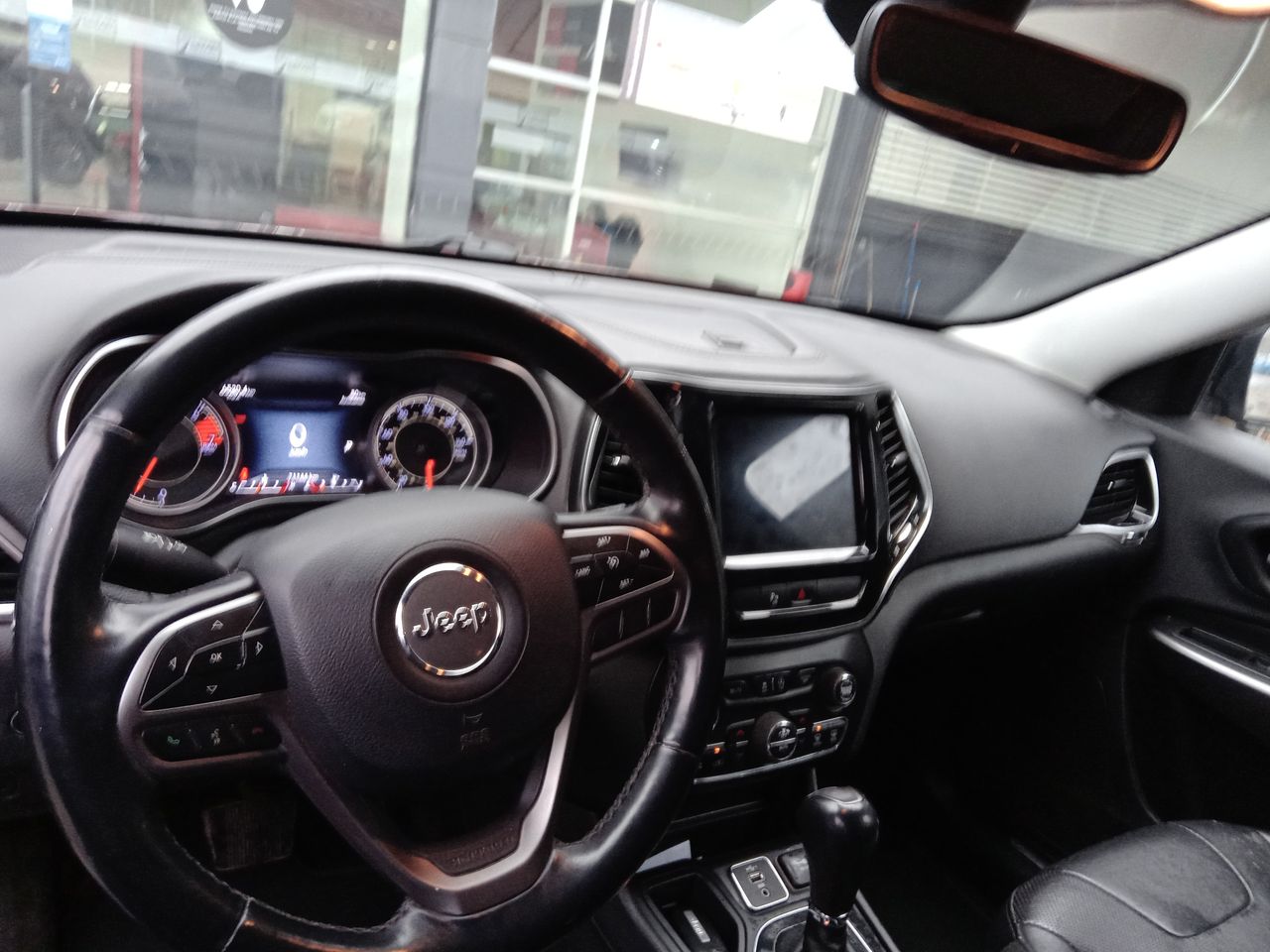 Jeep Cherokee — foto 23 de 26