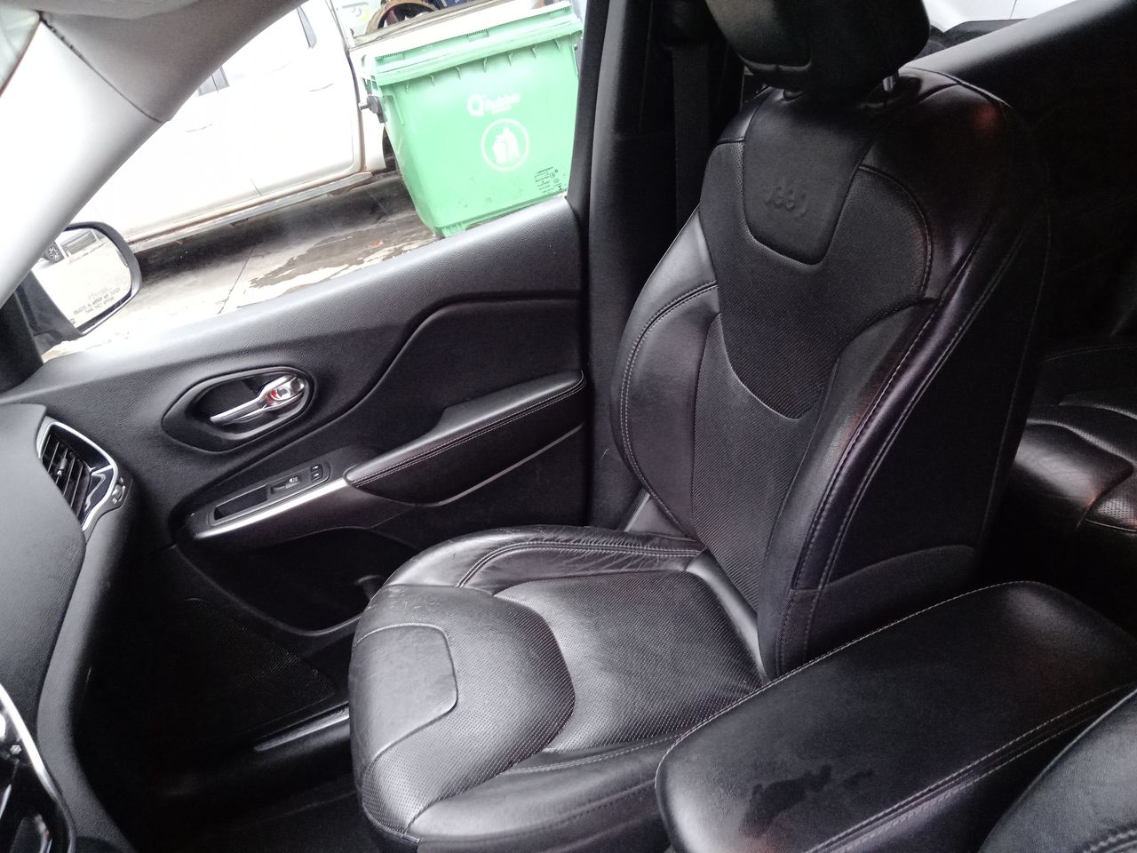 Jeep Cherokee — foto 24 de 26