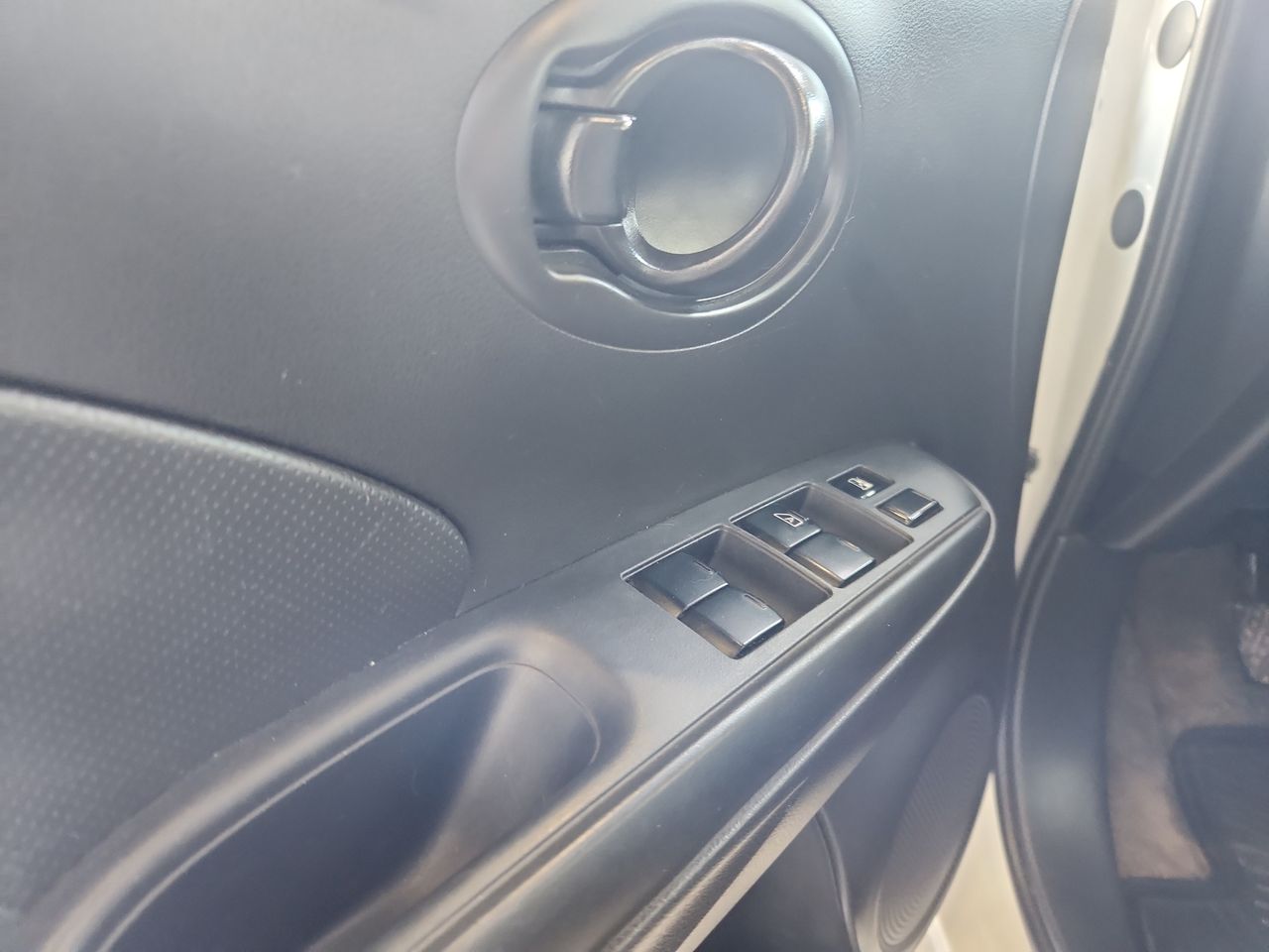 Nissan Versa — foto 12 de 24