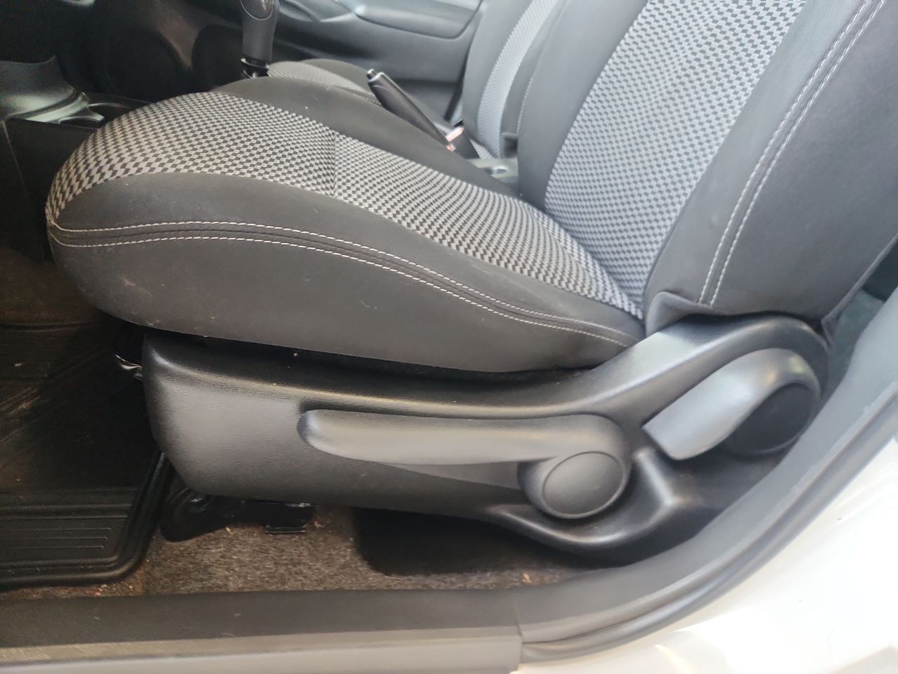 Nissan Versa — foto 13 de 24