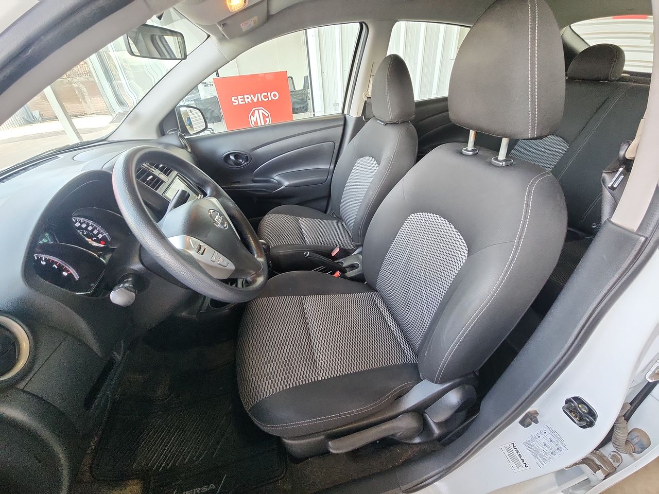 Nissan Versa — foto 14 de 24