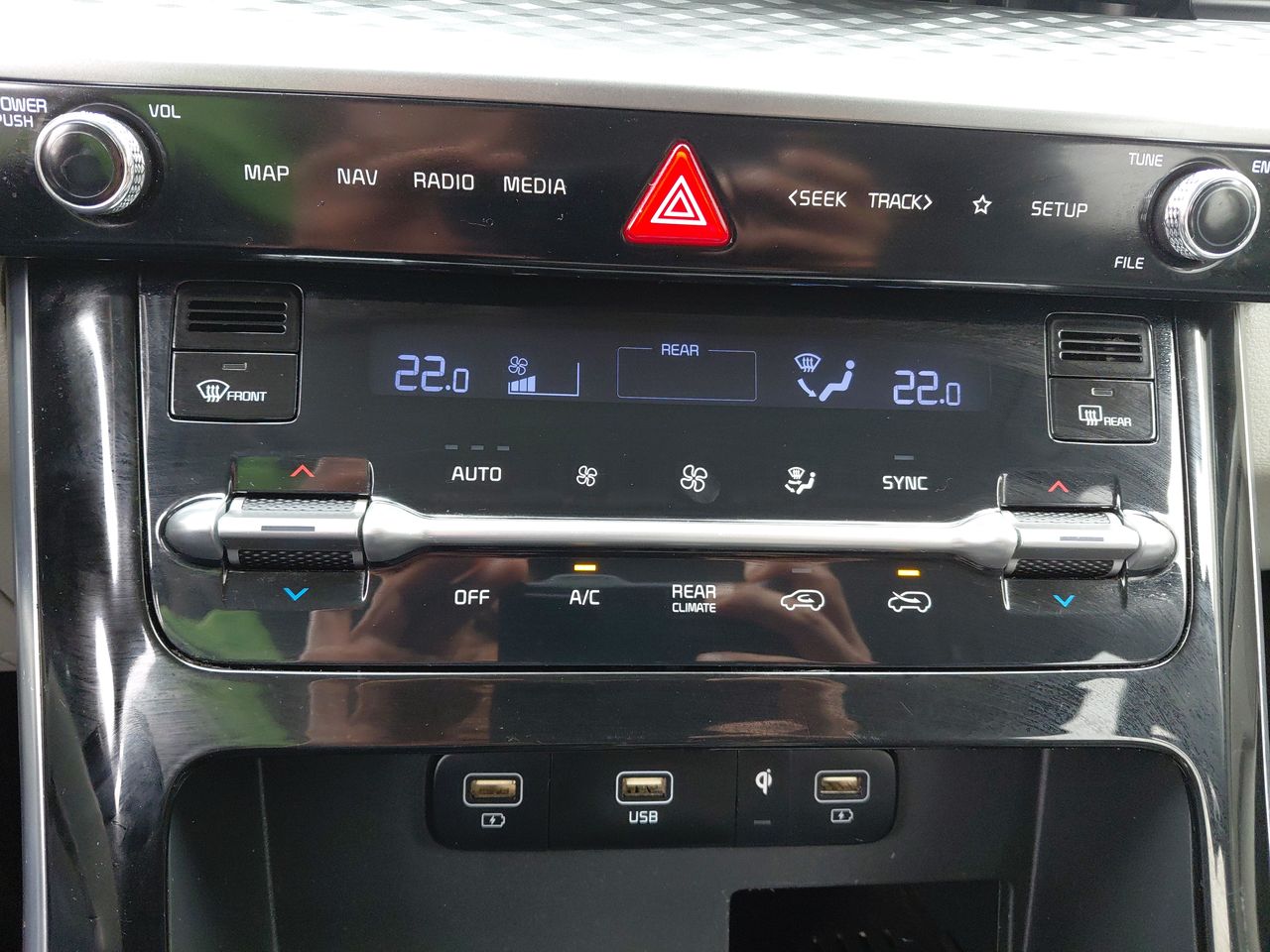 KIA Carnival — foto 30 de 36