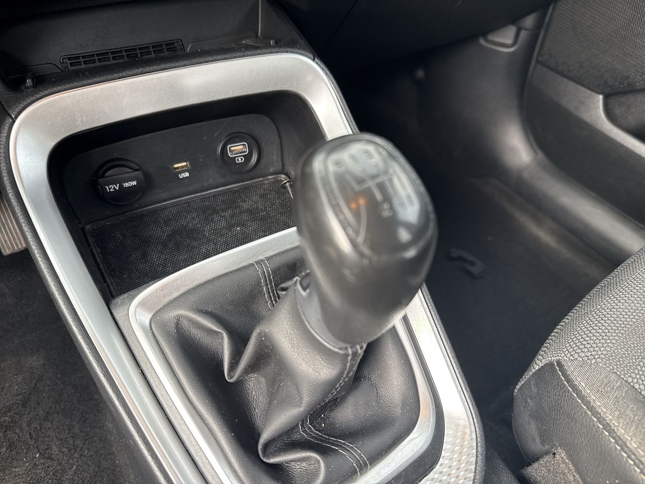 KIA Sonet — foto 22 de 25