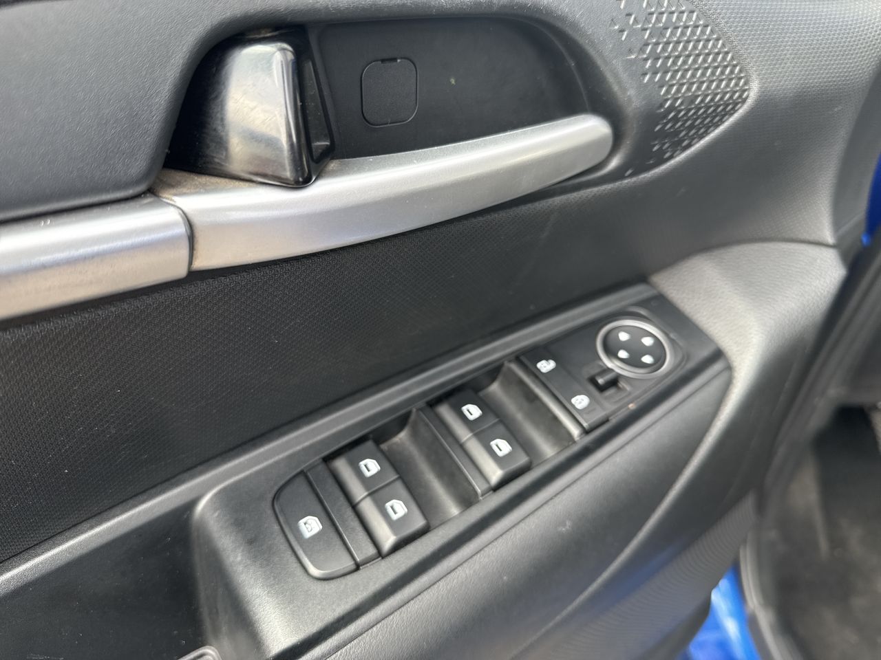 KIA Sonet — foto 14 de 25